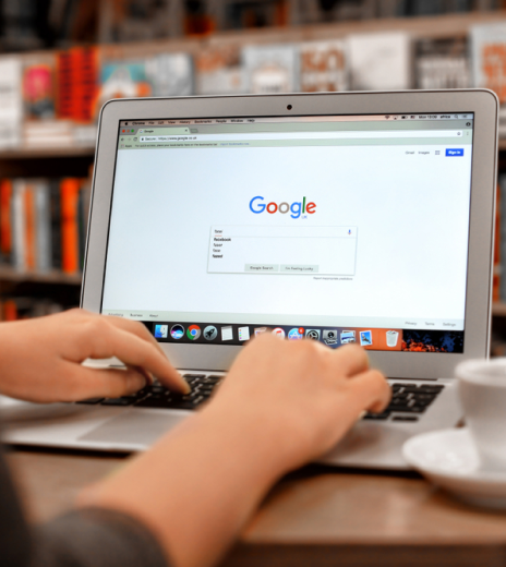Ноутбук с поисковиком Google