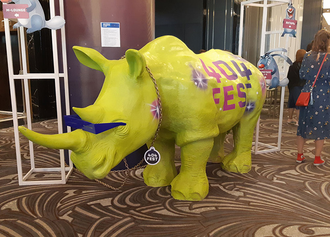 Скульптура носорога на 404 Fest